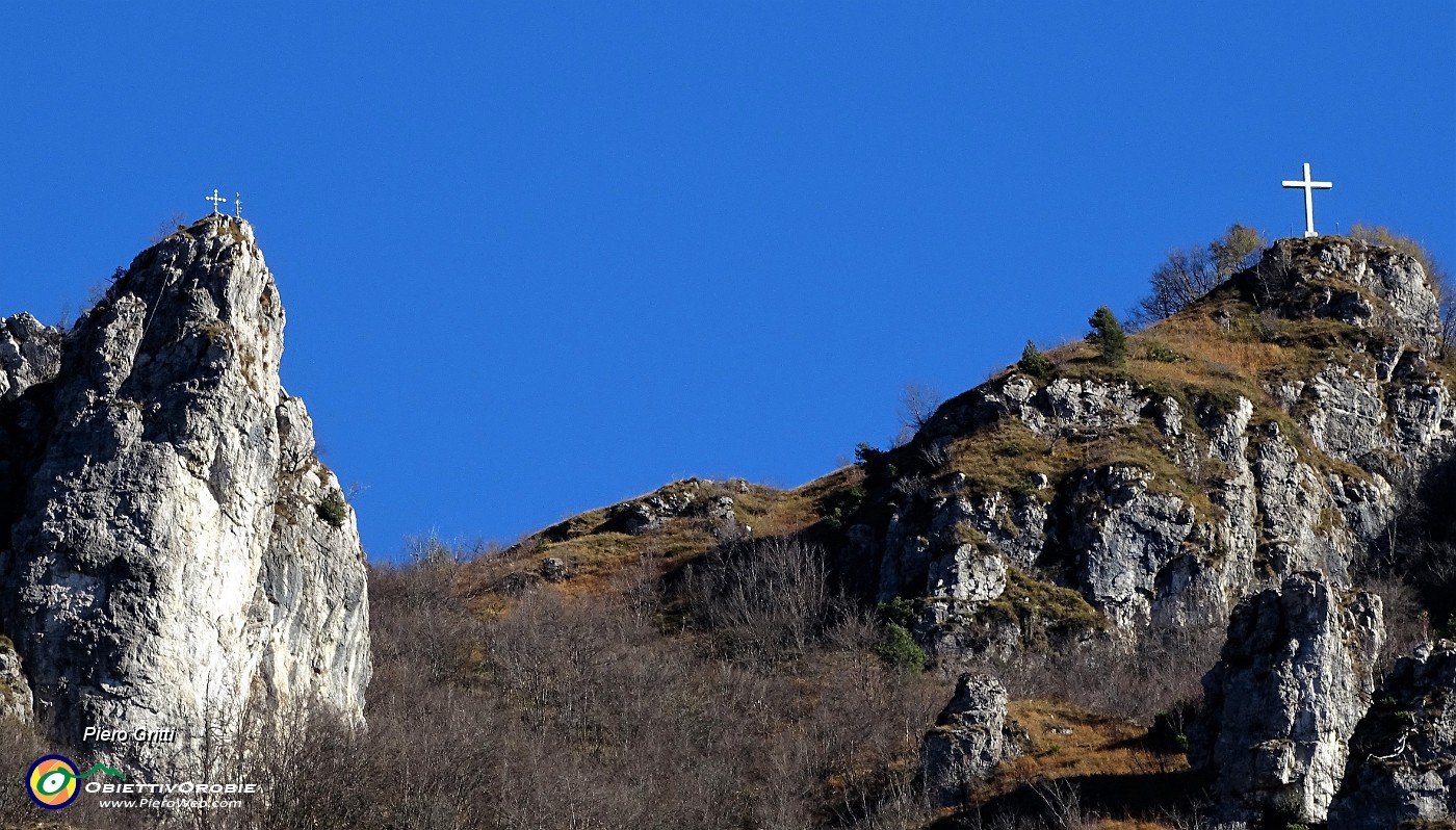 03 La croce del Monte Corno-Crus di Coregn vista da Santa Croce.JPG -                                